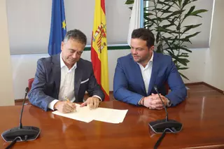 Firma del convenio para la central hidroeléctrica en el lago de As Encrobas