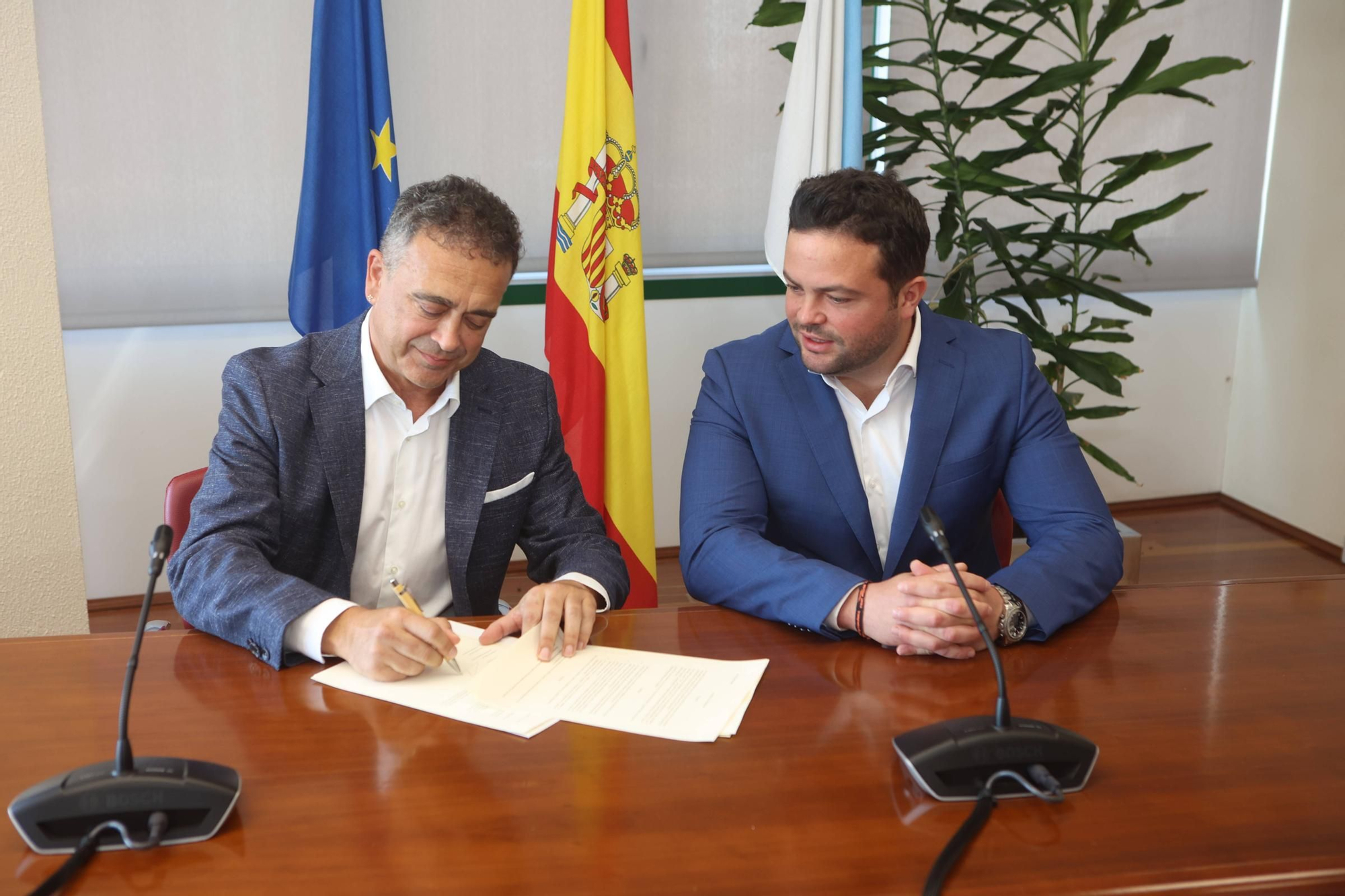 Firma del convenio para la central hidroeléctrica en el lago de As Encrobas