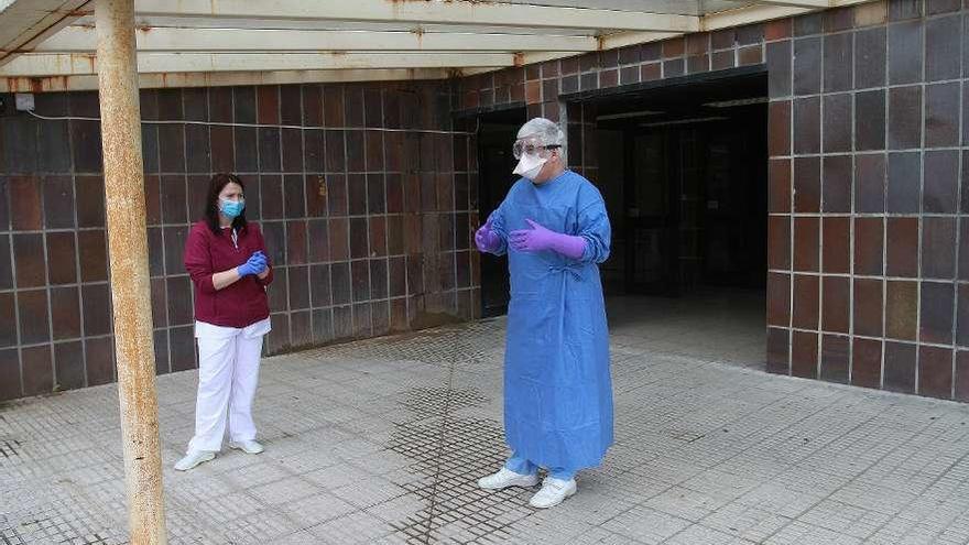 Dos profesionales sanitarios en el punto de recogida de las pruebas exprés de coronavirus. // Iñaki Osorio