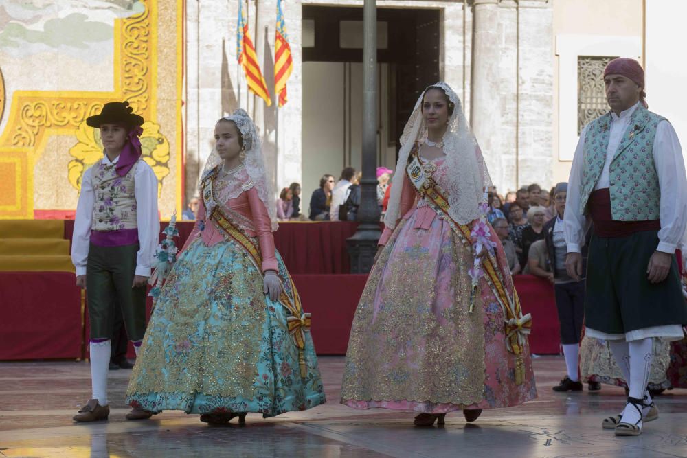 Desfile de las falleras mayores de las diferentes comisiones durante la procesión general de la Mare de Déu dels Desemparats.