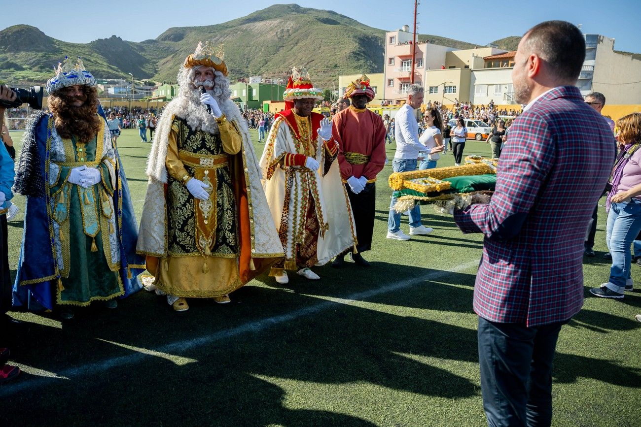 Miles de personas llenan de ilusión el Estadio de Barrial en la llegada de los Reyes Magos