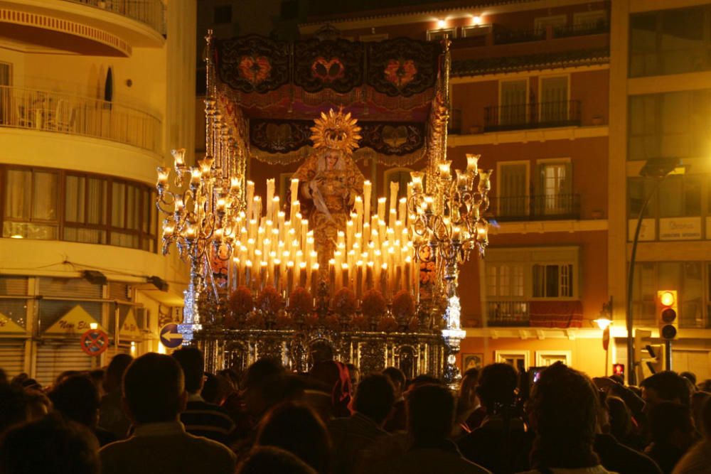 La Virgen de la Trinidad regresando por el puente de la Aurora.