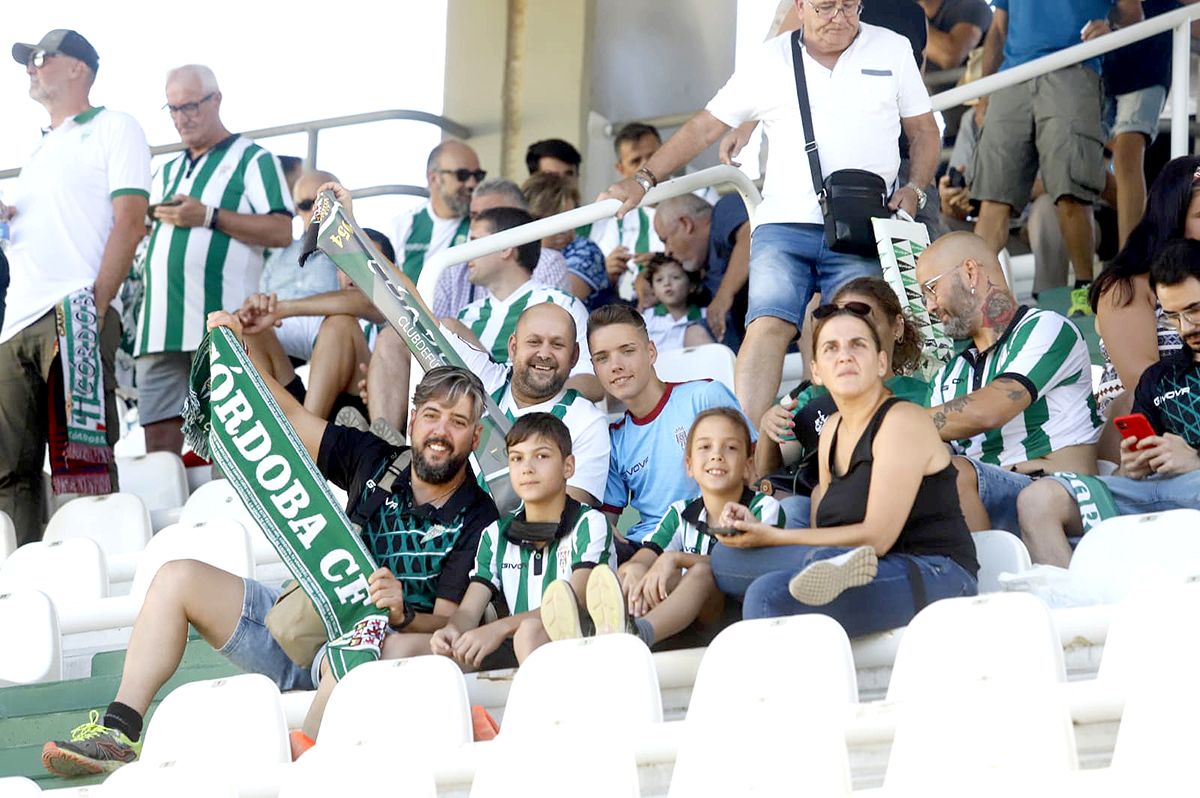 Las imágenes de la afición del Córdoba CF - Fuenlabrada