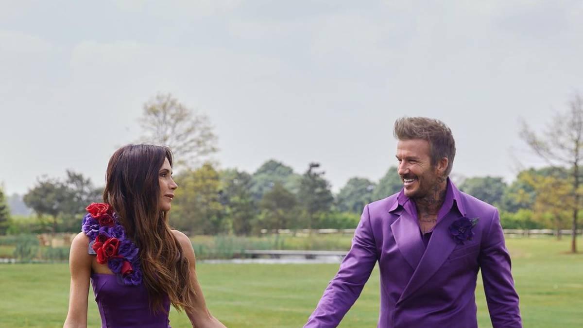 La divertida reacción de David Beckham al conseguir ponerse el traje de novio morado con el que se casó hace 25 años