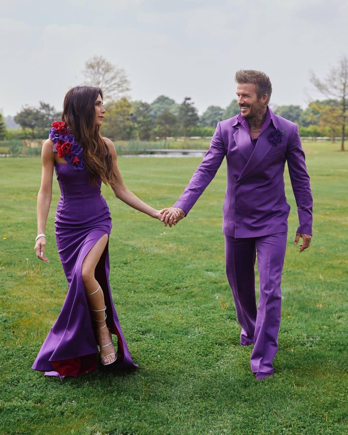 Victoria y David Beckham recuperan sus icónicos trajes de novios morados 25 años después de su boda