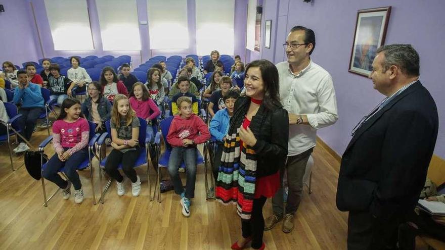 Los alumnos del colegio público Enrique Alonso, ayer, acompañados por Yolanda Alonso, Ramón Estebáñez y Luis José Valdés.