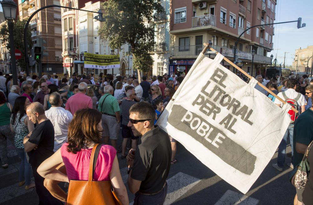 El Cabanyal reclama en la calle que "la urbanización no es suficiente"