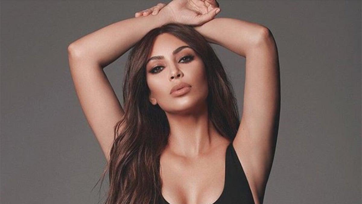 El bañador estilo trikini negro que Kim Kardashian compraría