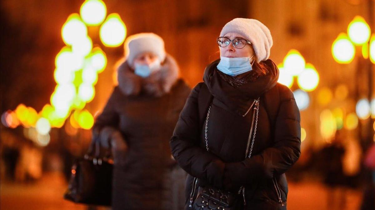 Mujeres portan las mascarillas para protegerse del contagio de covid-19, en Moscú.