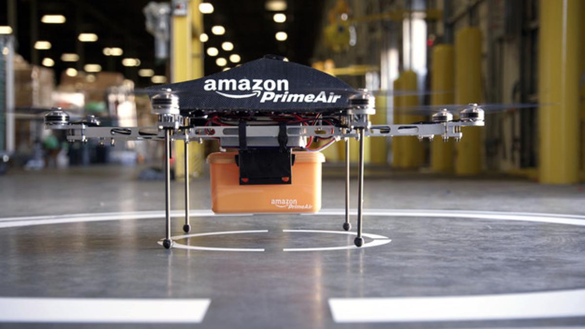 El 'minidrone' de Amazon, con el recipiente en el que transporta el paquete.