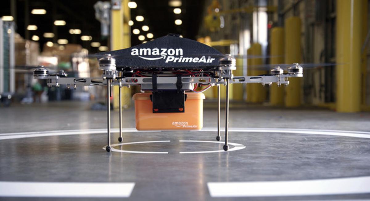 El ’minidrone’ d’Amazon, amb el recipient on transporta el paquet.