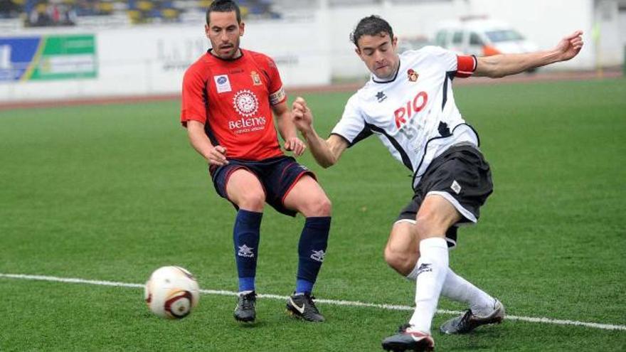 El caudalista Berto Toyos despeja el balón ante la presión del condalista Jorge Valiente.