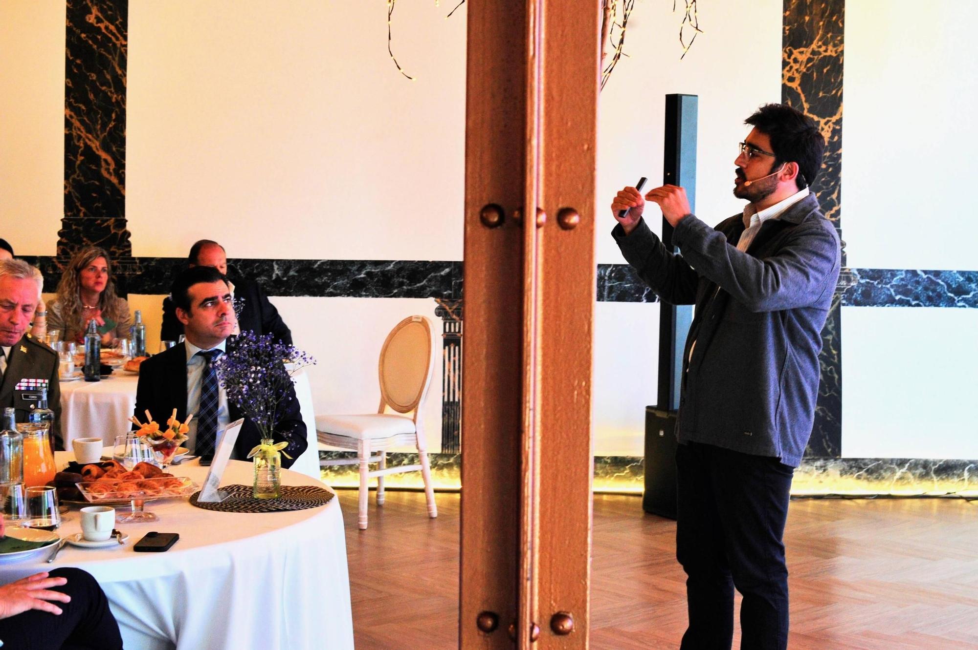 El analista Eduardo Saldaña, durante el coloquio celebrado en Las Tres Campanas.