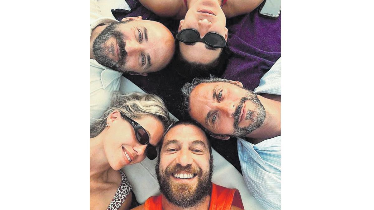 Desde arriba, en el sentido del reloj: Stéphanie Magnin, Paco León, Raúl Tejón, Kimberley Tell y Alberto Utrera, en Gran Canaria.
