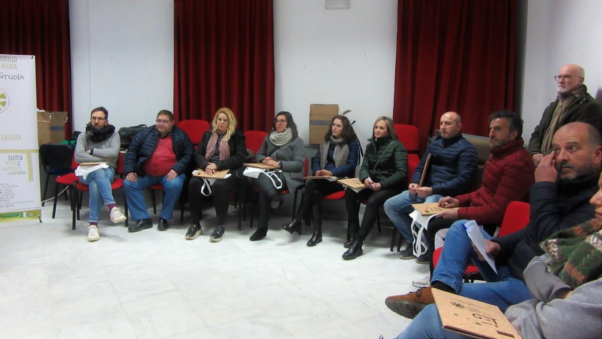 Técnicos y profesionales de turismo en la reunión temática que se celebró en Segura de León