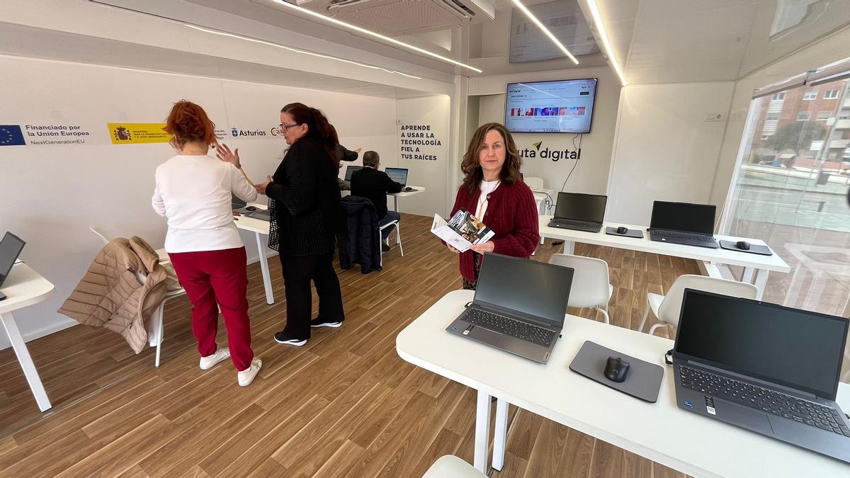 Rocío Martínez, en el aula móvil instalada en el Parque Europa.