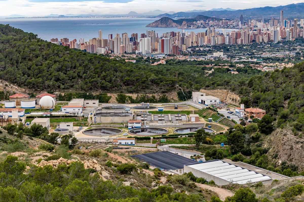 La depuradora de Benidorm con el skyline de fondo.