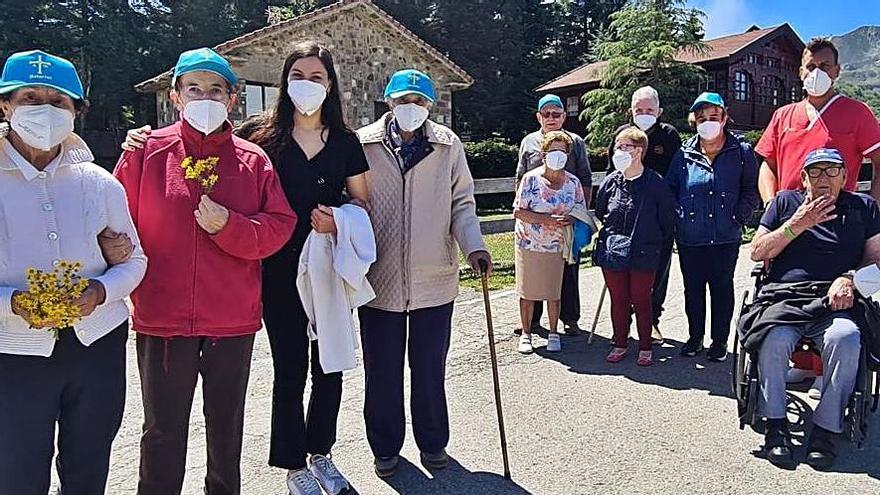 Un grupo de residentes da un paseo por la localidad allerana de La Raya.