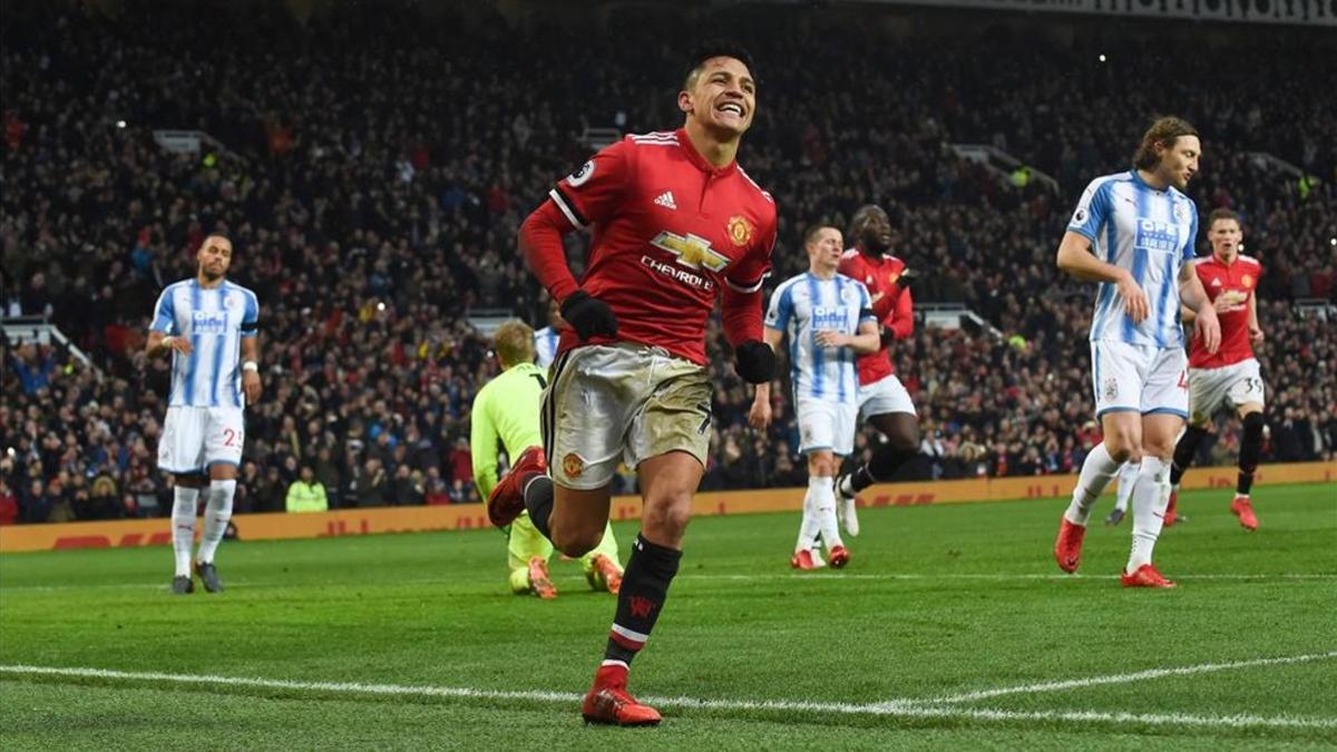 Alexis ya celebró su primer gol como futbolista del Manchester United
