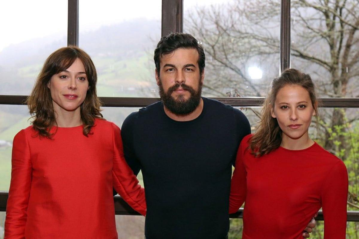 Irene Escolar, Mario Casas y Ruth Díaz en la presentación de 'Bajo la piel del lobo'