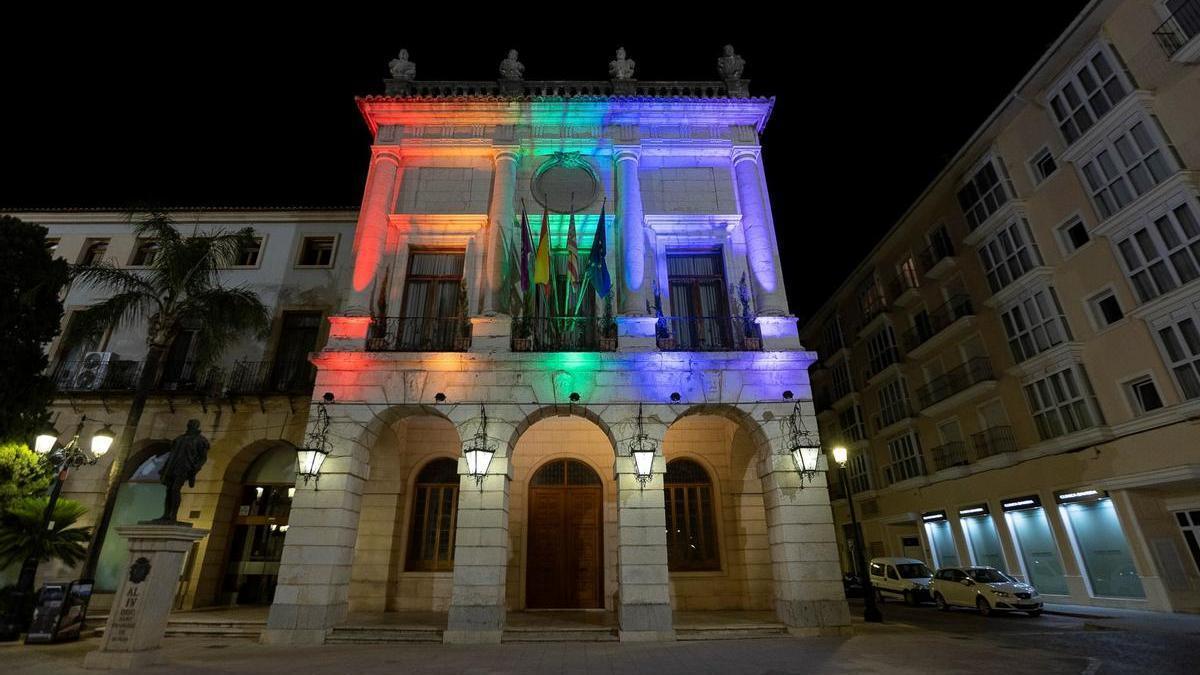 Los colores de la bandera LGTBI, en la fachada del Ayuntamiento de Gandia