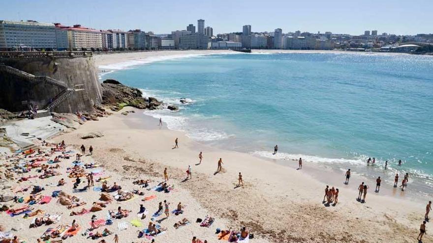 Bañistas en la playa del Matadero de A Coruña.