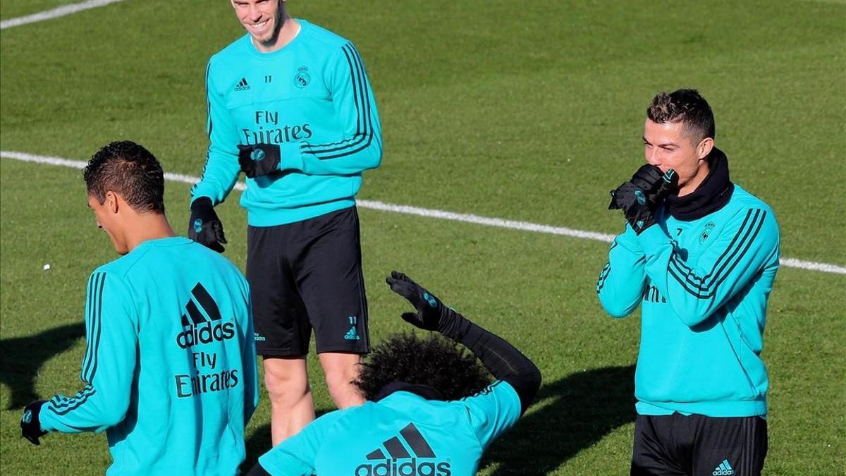 Bale, Ronaldo, Marcelo y Varane. durante el entrenamiento de este viernes en Valdebebas