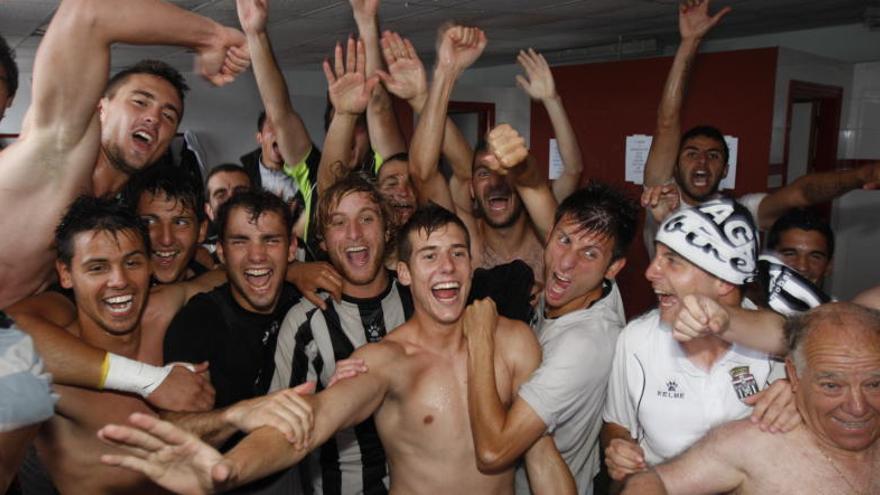 Los jugadores del Cartagena La Unión, celebrando la clasificación para la fase de ascenso en 2011.