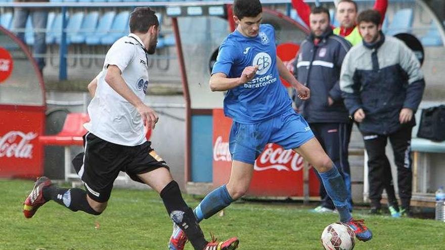 Un jugador del Grove conduce el balón en O Couto. // Iñaki Ororio