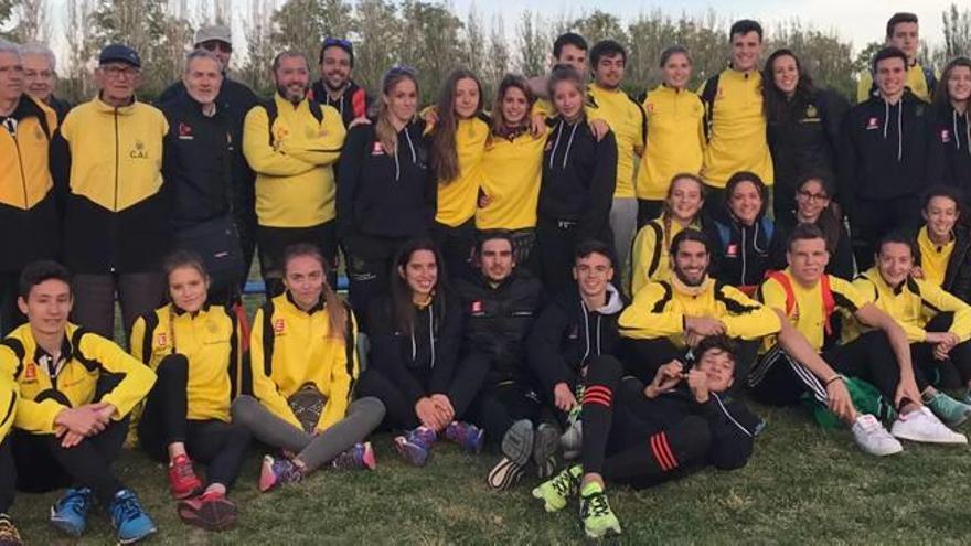 Grup d&#039;atletes del Club Atlètic Igualada Petromiralles que formen part del seu equip absolut