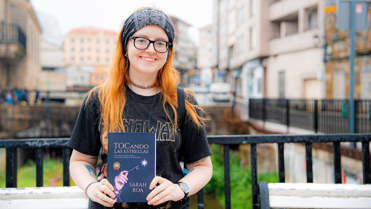 En Redondela. Na Farola, Casa da Torre Reportaxe con Sarah Roa para falar sobre TOC asociado ao seu Síndrome de Tourette, quen publicou este ano o libro "TOCando las estrellas" contando a súa historia