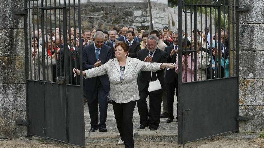 Carmen Avendaño, el día que abrió el portalón del pazo de Baión, en 2008. // Salvador Sas