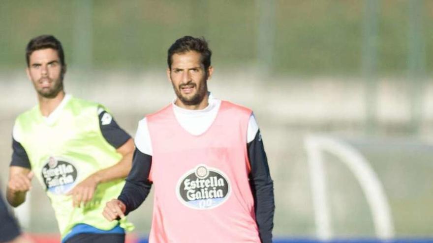 Celso Borges, junto a Juan Domínguez durante el entrenamiento de ayer por la tarde en Abegondo.