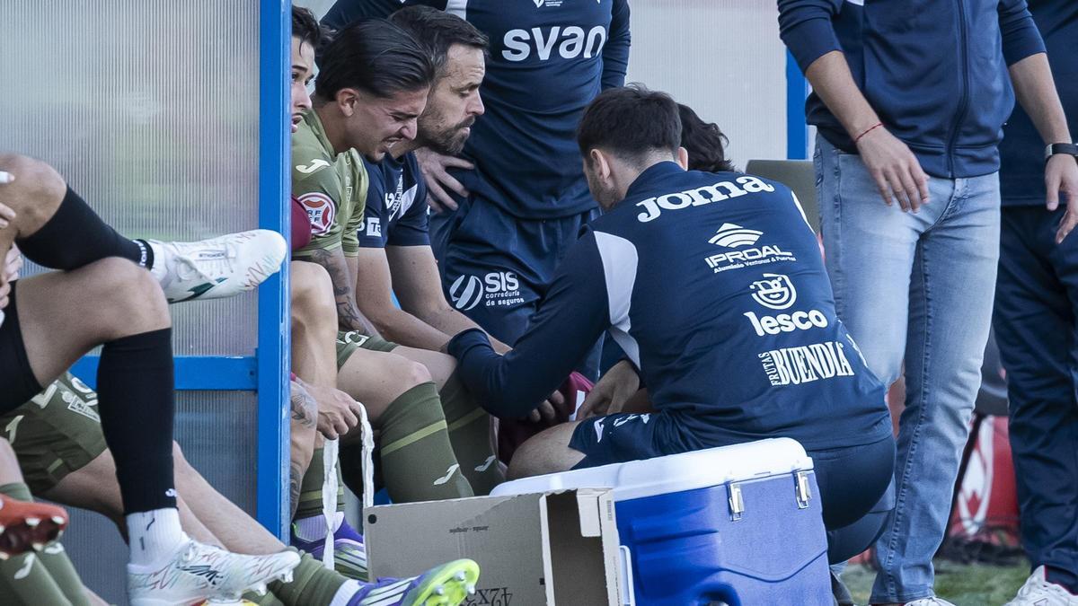 Cristo Romero es atendido tras ser sustituido en un partido