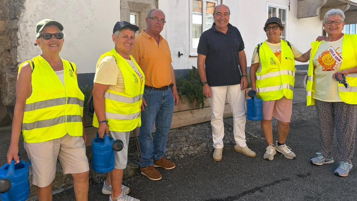 Xosé María Varela e Enrique de Salvador, no centro, este venres con catro veciñas do Couto.