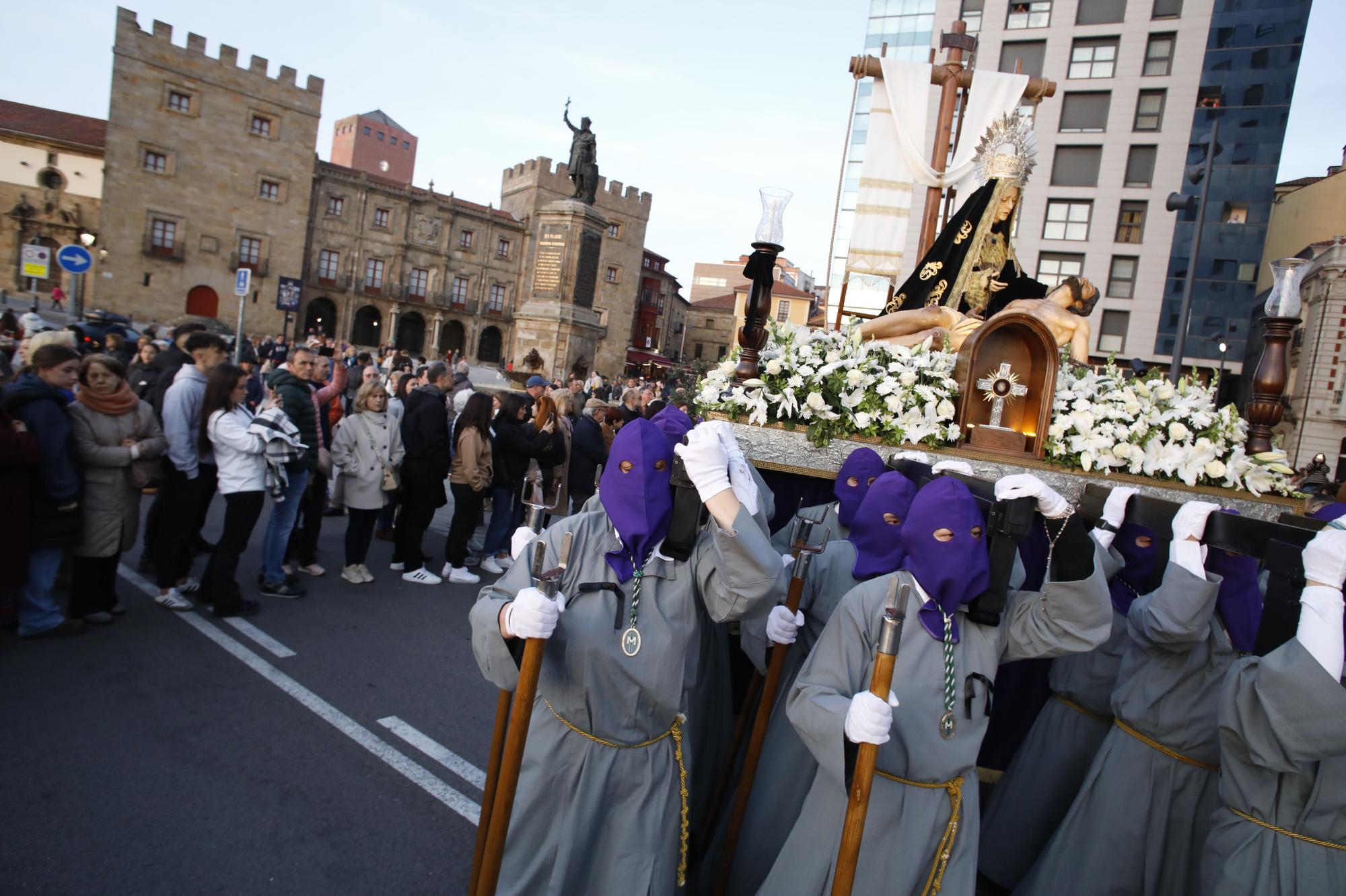 En imágenes: Procesión del Santo Entierro del Viernes Santo en Gijón