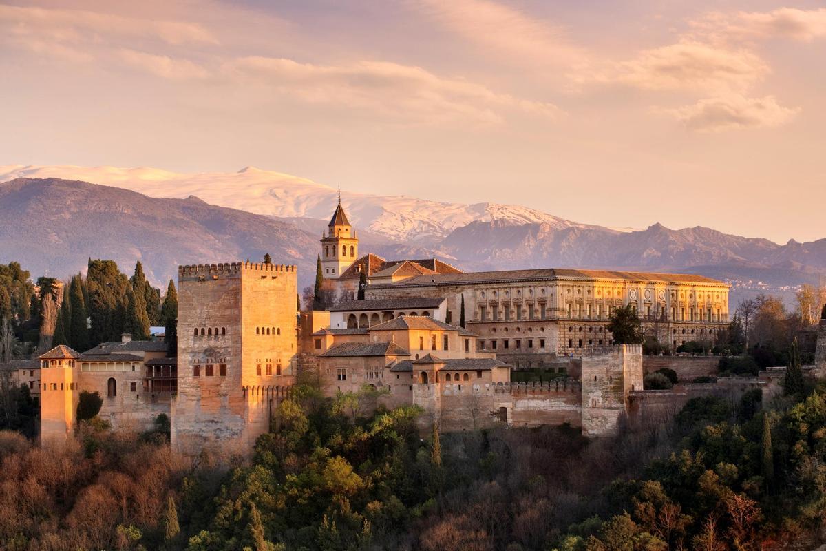 Vista de la Alhambra en Granada con Sierra Nevada al fondo