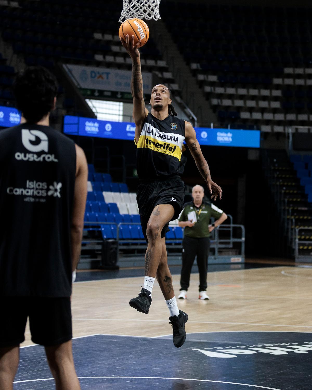 Yebo se dispone a anotar en su primer entrenamiento con el CB Canarias.
