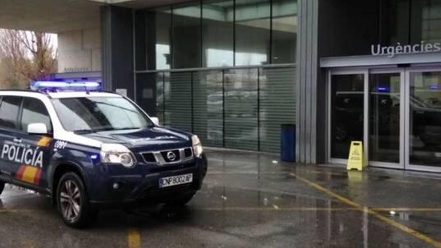 Un vehículo de la Policía Nacional en la puerta de Urgencias, donde ocurrió el incidente.