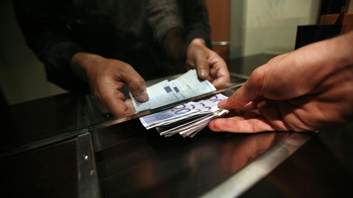 Los alicantinos guardan la mayoría de sus ahorros en el banco.