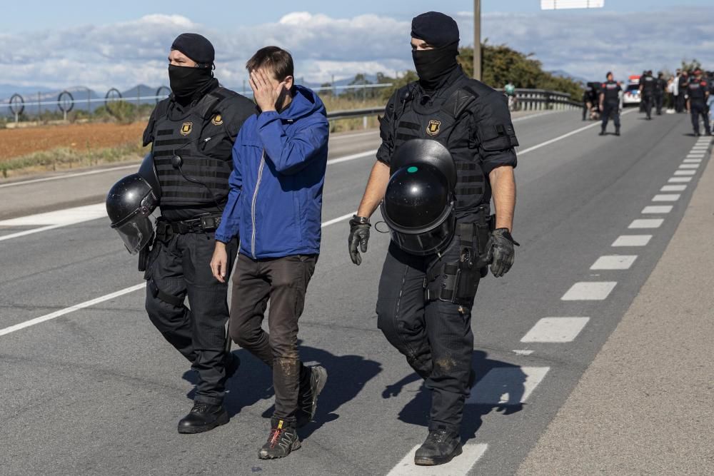 Els Mossos carreguen per dispersar les persones que tallaven la C-65 a Cassà