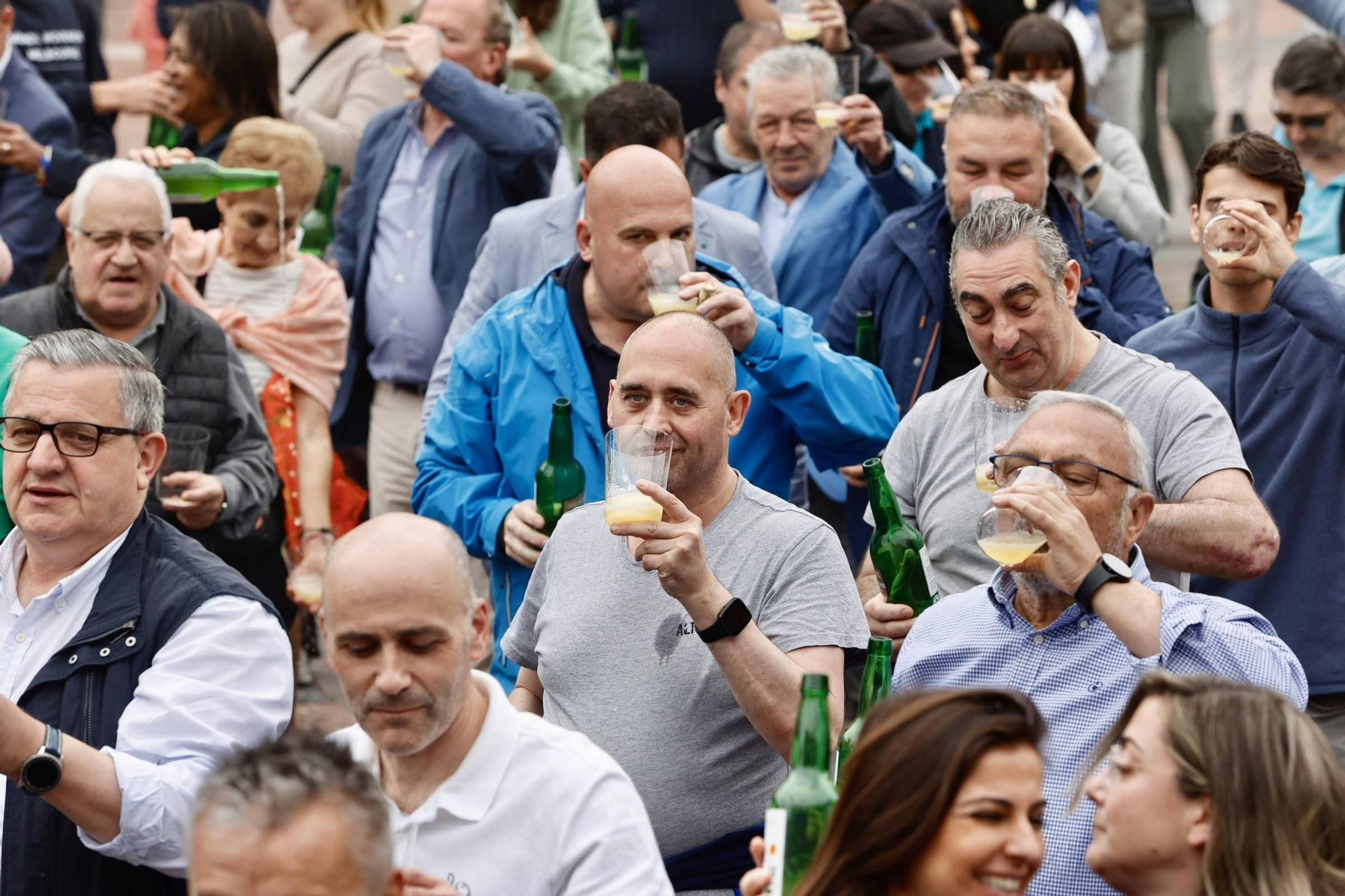 Cientos de brazos al aire junto a la Catedral de Oviedo para que la sidra sea patrimonio de la humanidad