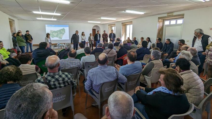 Asistentes al encuentro convocado ayer por la Xunta en Galegos.