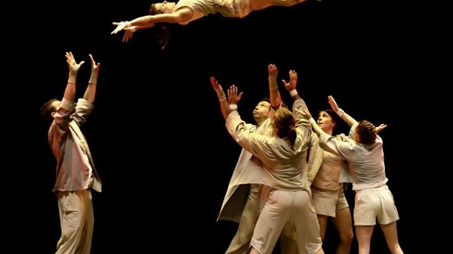 "UpArte" llena de acrobacias el Jovellanos | JUAN PLAZA