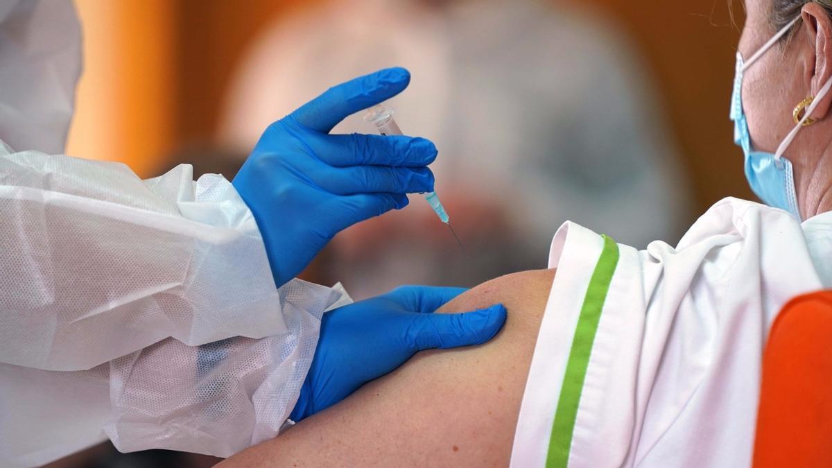 Residentes y auxiliares de enfermería de la residencia DomusVi en Alcala de Henares , reciben la primera dosis de la vacuna anti-Covid de Pfizer.