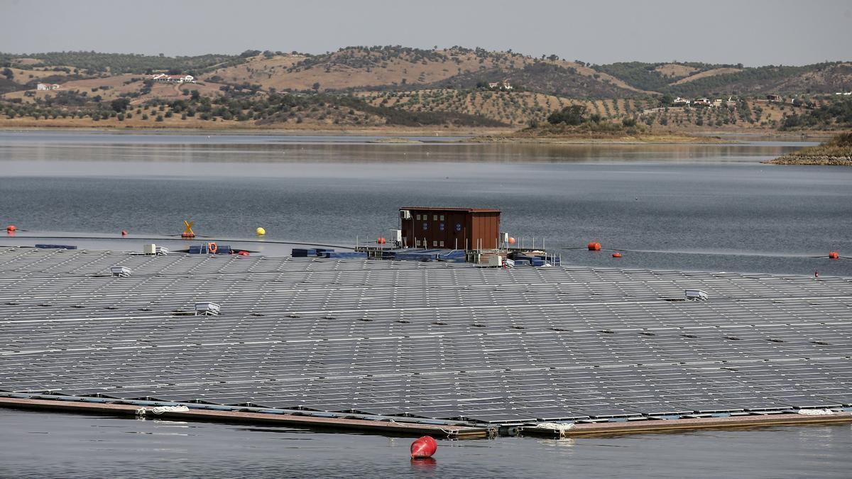 Imagen de archivo de una planta fotovoltaica flotante en Extremadura.