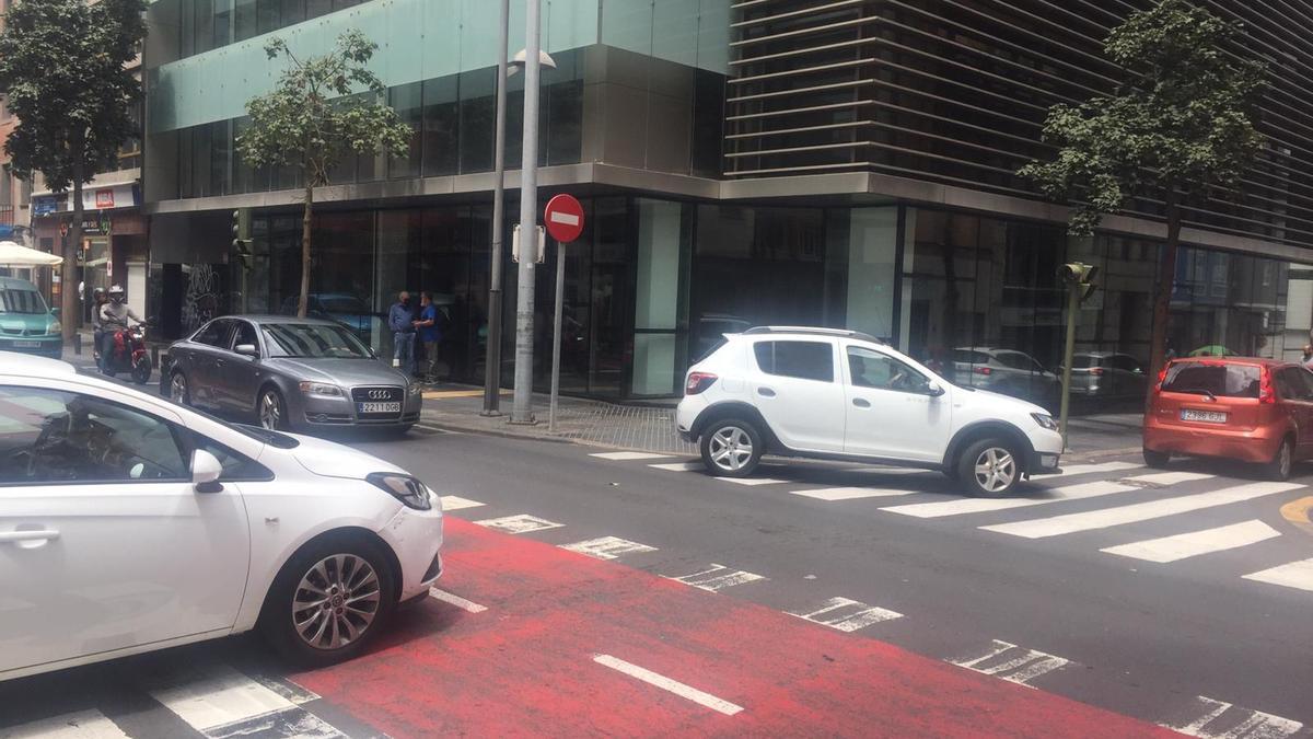 Circulación lenta de vehículos en la calle León y Castillo este viernes.