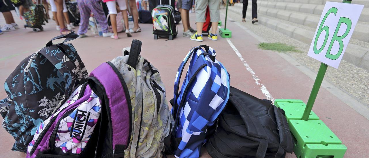 Varias mochilas en el patio de un colegio, en una imagen de archivo.