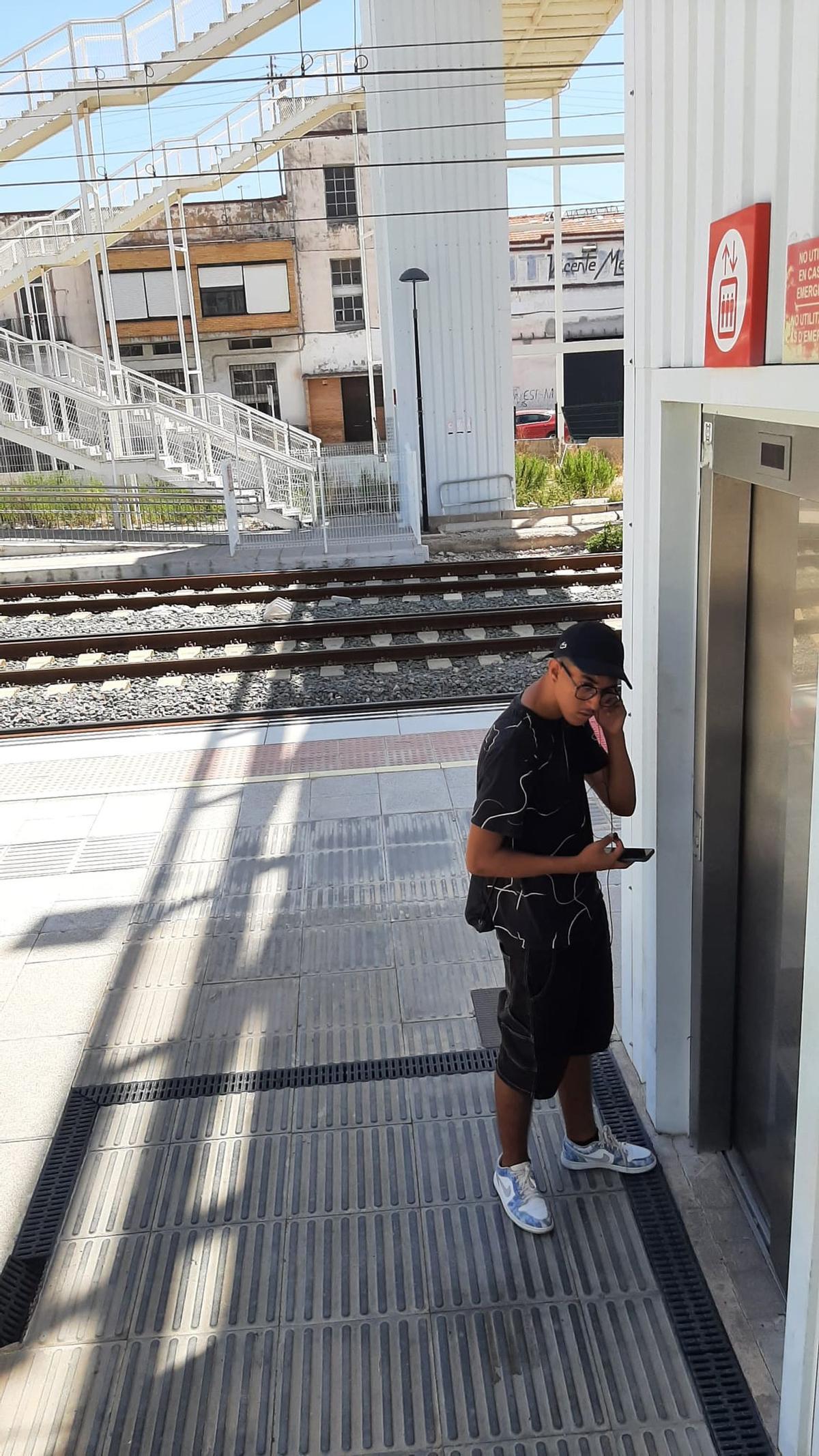 Un usuario de Cercanías espera la llegada del ascensor interior de la terminal ferroviaria de Vila-real.