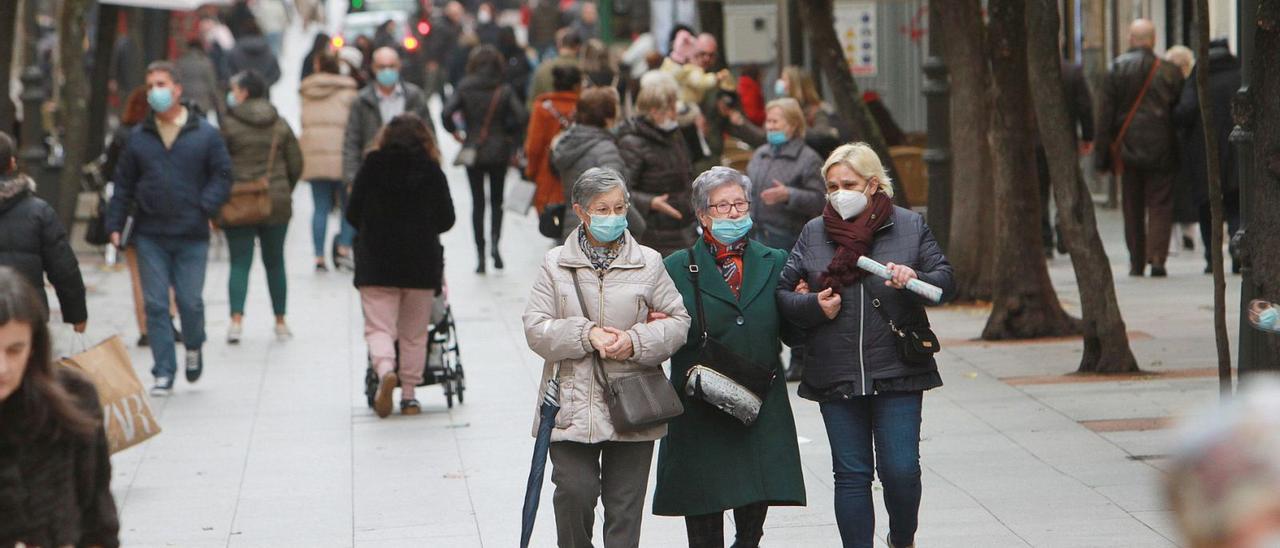 La mascarilla sigue siendo un método eficaz contra el COVID y su uso al aire libre es mayoritario en Ourense.  | // IÑAKI OSORIO